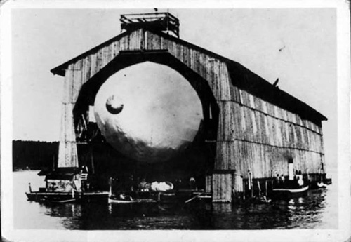 Bild3_LZ1_in_der_schwimmenden_Halle_Manzell_1900.jpg